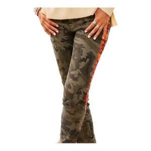 DRIFTWOOD Jackie camouflage Jeans with embroidery detail side leg